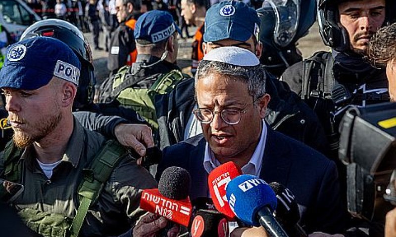 בן-גביר בזירת הפיגוע בשכונת רמות [צילום: יונתן זינדל/פלאש 90]