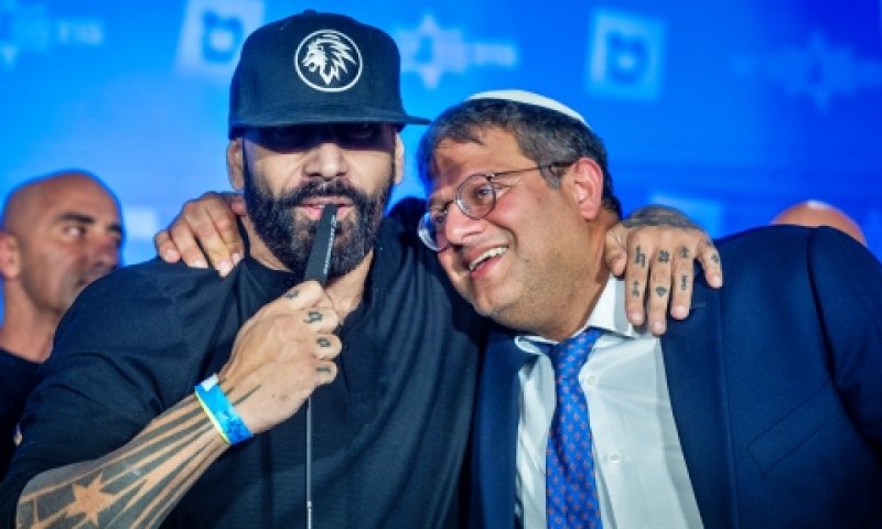 איתמר בן גביר והראפר 'הצל', אמש בחגיגות הניצחון [צילום: יונתן זינדל, פלאש 90]