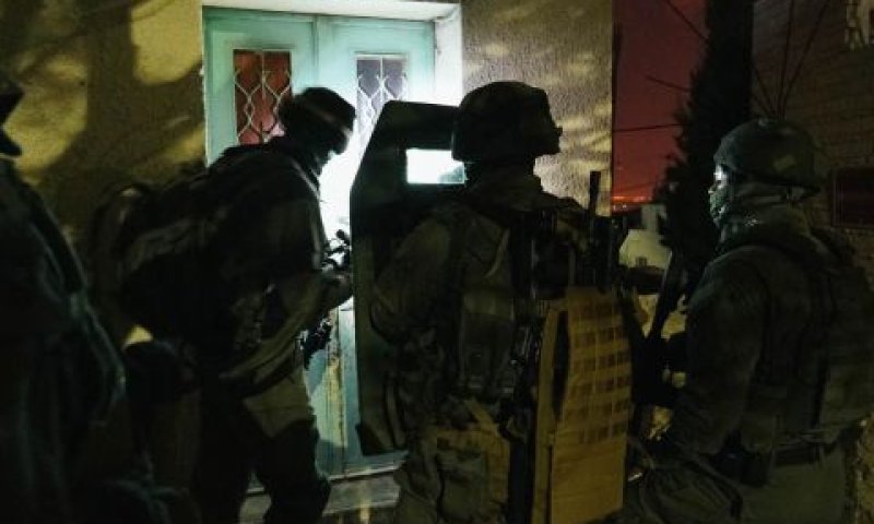 פשיטה על בית חשוד [צילום: דוברות המשטרה]