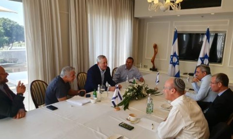 גנץ ולפיד בפגישת המו"מ [צילום: דוברות כחול לבן]