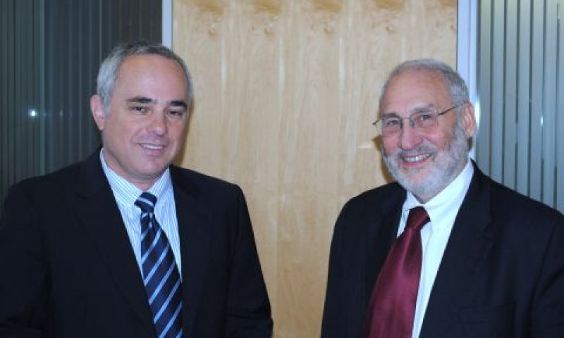פרופ' שטיגליץ עם שר האוצר שטייניץ [צילום: יח"צ]