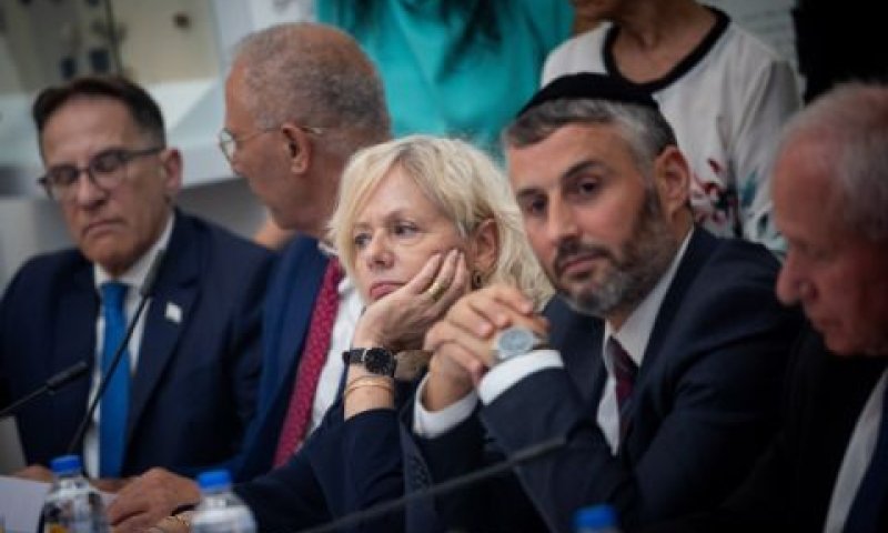 מיארה לצד השר חיים ביטון [צילום: יונתן זינדל/פלאש 90]