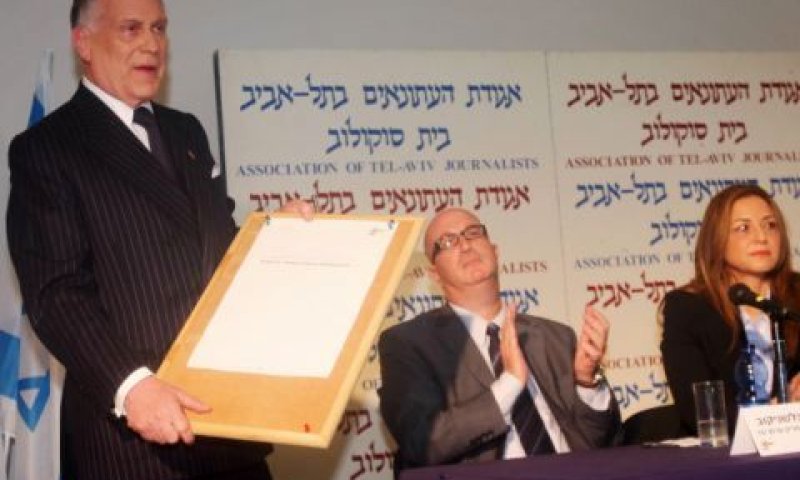 לאודר. לאודר אוחז בהסכם [צילום: פלאש 90]