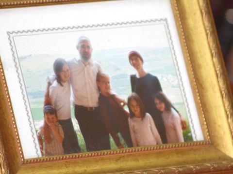 צילום משפחתי של משפחת אלון בלשכתו של הרב [צילום: איציק וולף]