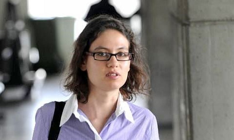 ענת קם. ממתינה לגזר דינה [צילום: בוצ&acute;צ&acute;ו]