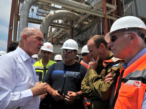 מתן וילנאי, השר להגנת העורף, בתרגיל בחברת החשמל [צילום: אריאל חרמוני]