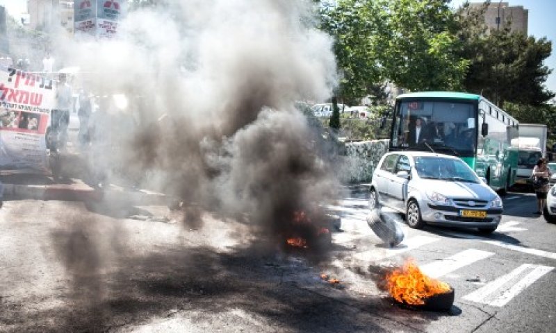 צמיגים הוצתו בכניסה לירושלים [צילום: פלאש 90]