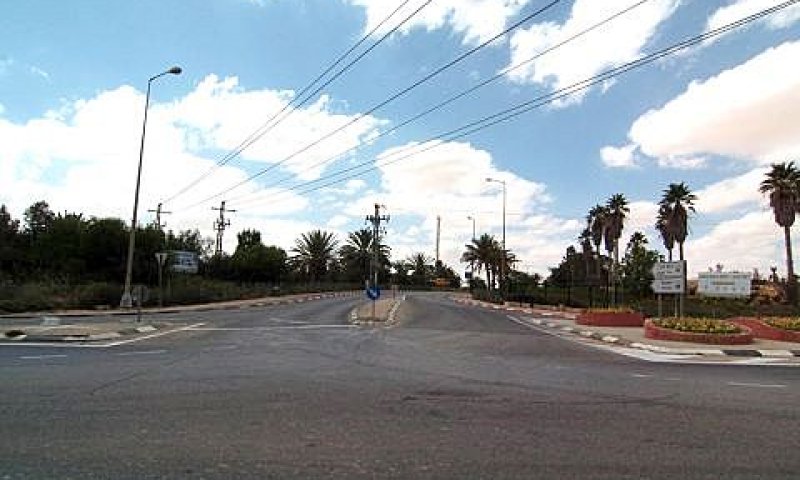 צומת הכניסה לרמת חובב בשעה ללא פקקים [צילום: דודו גרינשפן]