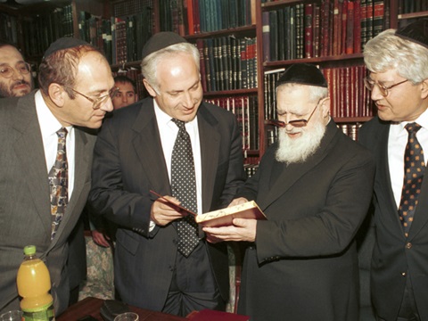 הממליך מלכים. הרב יוסף עם בנימין נתניהו, אהוד אולמרט, דוד לוי ואריה דרעי [צילום: פלאש 90]
