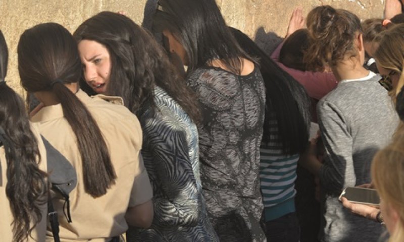 היילי מתפללת בכותל, היום [צילום: הקרן למורשת הכותל]