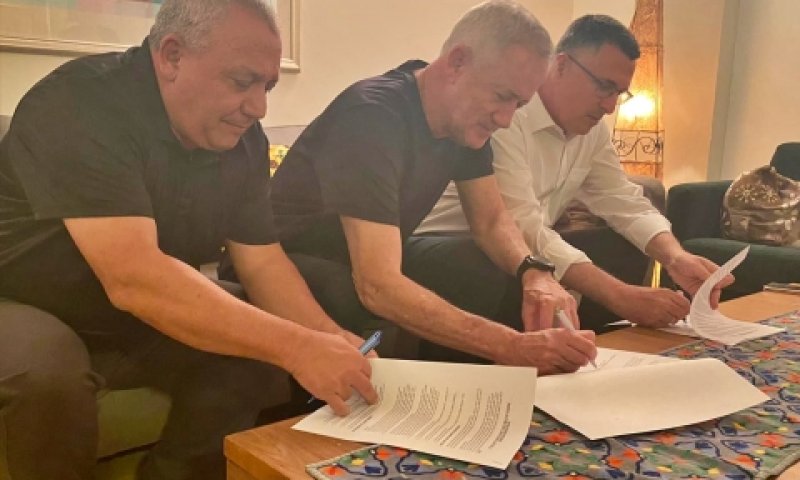 איזנקוט, גנץ וסער חותמים על ההסכם ביניהם בבית שר הביטחון [צילום: דוברות כחול לבן]