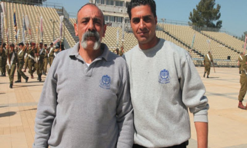 קצין המשמר, שמואל צברי, יחד עם רס"ר המשמר, יוסף שבת [צילום: יצחק הררי]