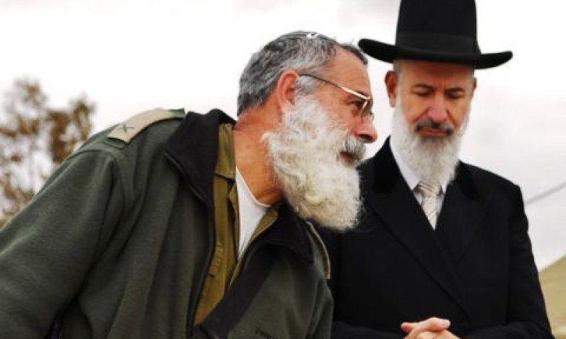 הרב יונה מצגר עם הרב אבי רונצקי [צילום: דו"צ]