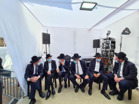 חברי הכנסת של דגל התורה ממתינים לכניסת חברי מועצת גדולי התורה