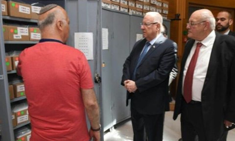 הנשיא מתרשם מעבודת ספירת הקולות [צילום: קרדיט צילום: מארק ניימן / לע״מ]