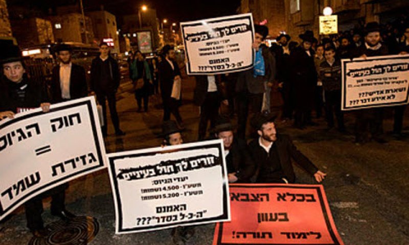 לפגוע בבטן הרכה [צילום: יונתן זינדל, פלאש 90]