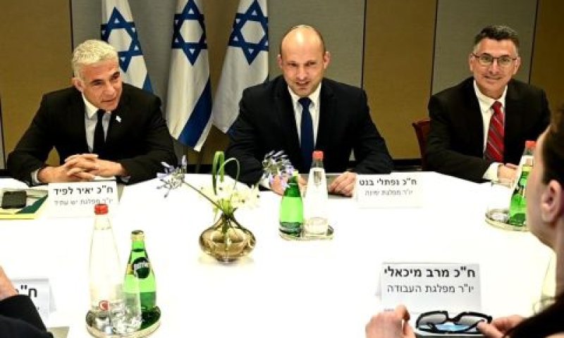 בנט ולפיד. כל אחד אחראי לגוש שלו [צילום: רענן כהן]