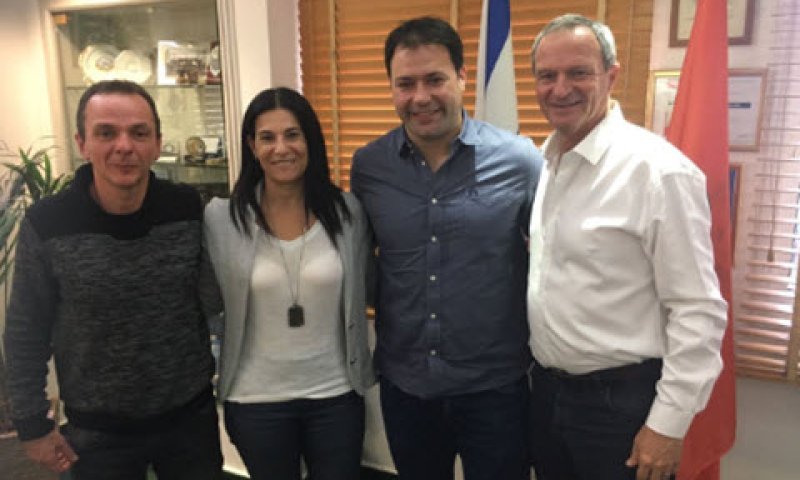 אש עיריית רעננה, זאב בילסקי, אריק זאבי, מנכ"לית העירייה מיכל הירש נגרי וראש רשות הספורט אלה ביאר [צילום: יח"צ]