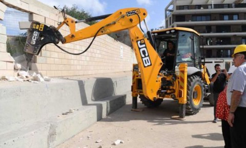 הריסת החומה [צילום: עיריית חיפה]