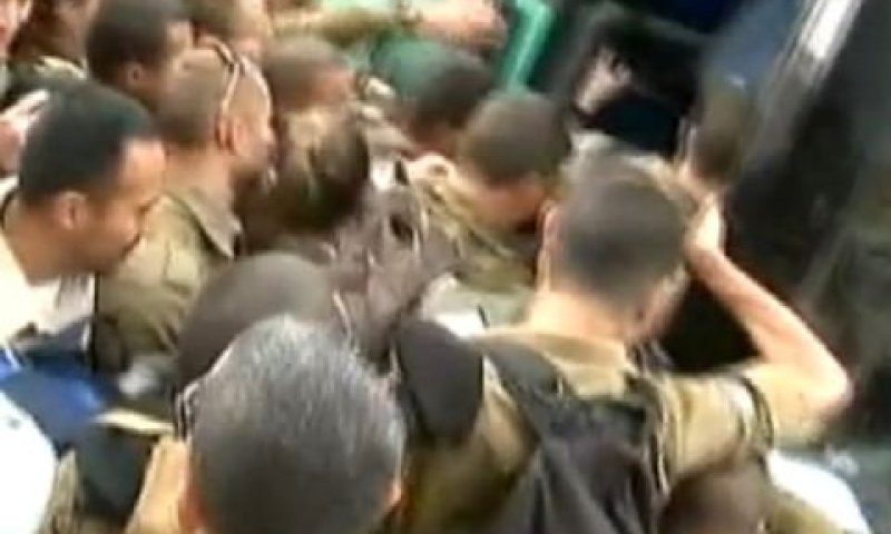 חיילים נלחמים בעלייה לאוטובוס