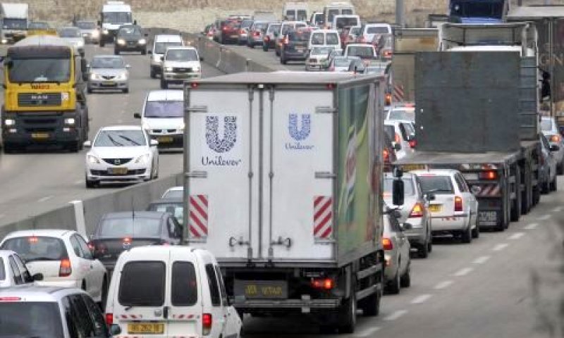 משאיות בפקק בדרך לירושלים [צילום: פלאש 90]