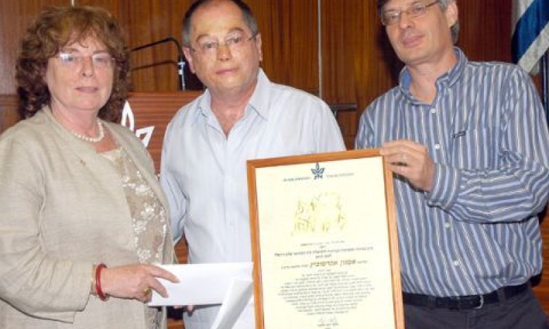 [פרופ' רענן ריין, אמנון אברמוביץ' ותמר גיא, בתו של שלום רוזנפלד / צילום: מיכל קדרון]