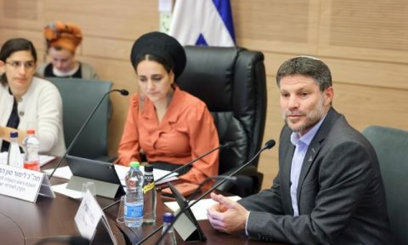 השר סמוטריץ' והיו"ר סון הר מלך [צילום: נועם מושקוביץ/דוברות הכנסת]