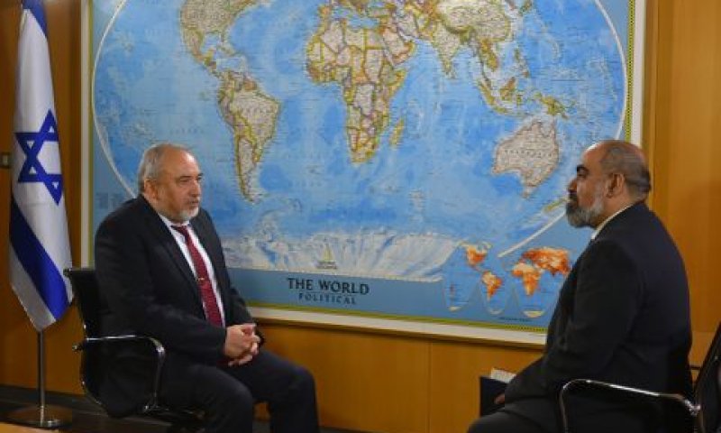 העורך הראשי של רדיו פארדה בראיון בת"א [צילום: אריאל חרמוני, משרד הביטחון]