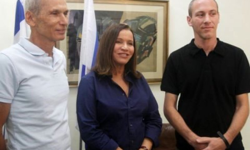 חילי טרופר, שלי יחימוביץ' ועומר בר-לב [צילום: פלאש 90]