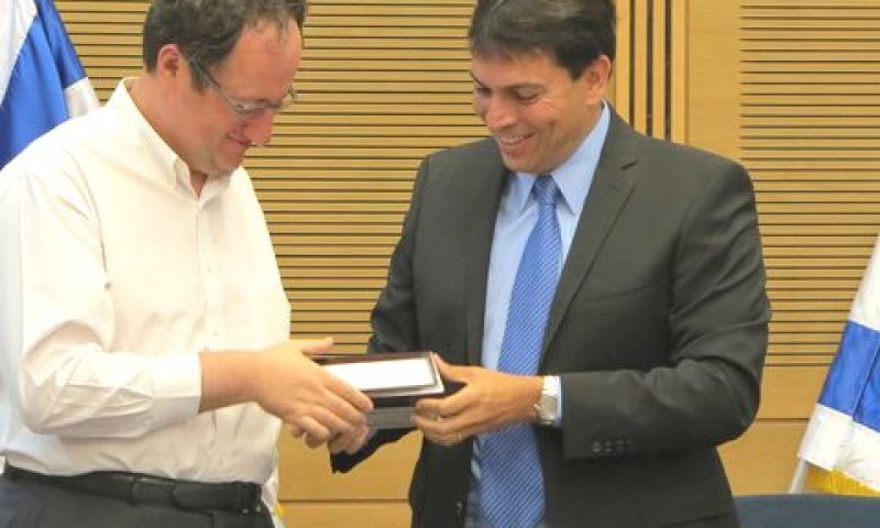 ח"כ דנון מעניק שי לגלפנד [צילום: דוברות הכנסת]