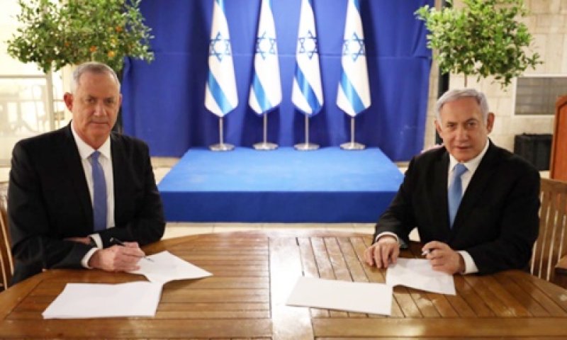נתניהו וגנץ בחתימת הסכם ממשלת החילופים