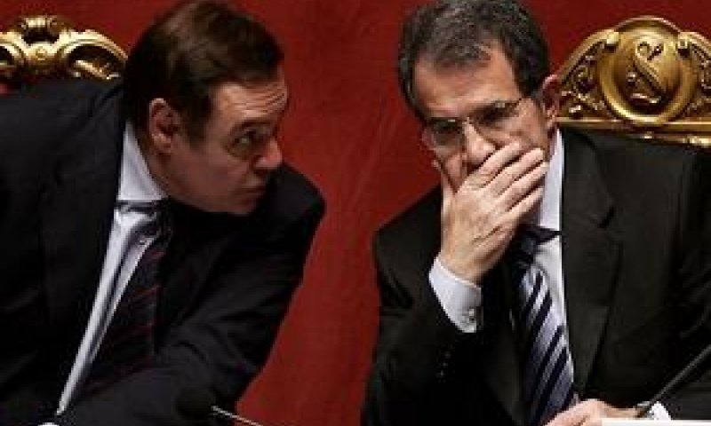 ימים טובים יותר. מסטלה (משמאל) מתלחש עם רומנו פרודי ב-2006 עם הקמת הקמת הממשלה (צילום AP)