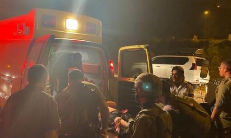 פינוי הפצועים באמבולנס [צילום: אגף ביטחון מוא"ז שומרון]
