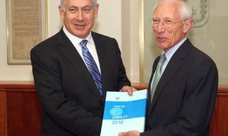 פישר מגיש את דוח בנק ישראל לנתניהו, היום [צילום: ששון תירם]