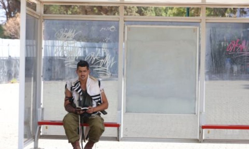 תמשיכו לחכות לאוטובוס [צילום: דוד כהן/פלאש 90]