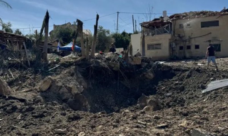 אשתאול, פגיעה מפצצה מטיל מתפצל [צילום: רשתות חברתיות]