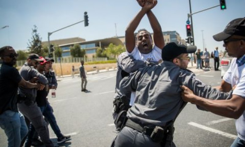 על בסיס תחושות [צילום: יונתן זינדל, פלאש 90]