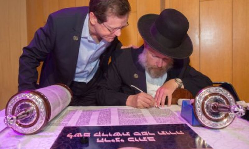 הרצוג בכתיבת ספר תורה [צילום: יונתן זינדל/פלאש 90]