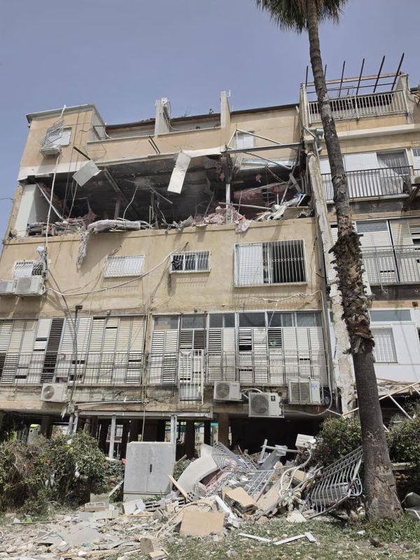 פגיעה בבניין מגורים בבני ברק [צילום: מד"א]