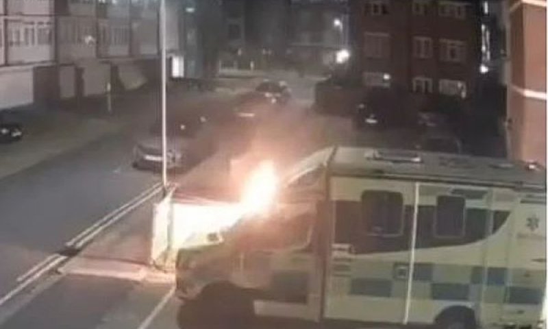 אחד האמבולנסים שהוצת ונשרף לחלוטין [צילום: רשתות חברתיות]