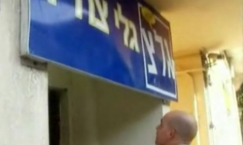 מדבררת את עצמה [צילום: מן הטלוויזיה]