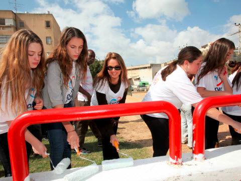 שרי אריסון עם תלמידים מלוד ומסביון [צילום: סיון פרג']