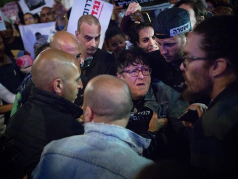 מעצרה של שפי פז [צילום: מרים אלסטר/פלאש 90]