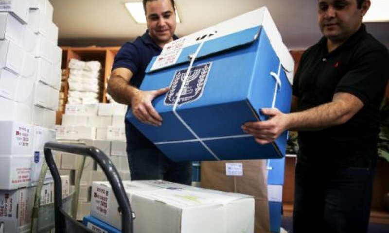 מתכוננים לבחירות 2015 [צילום: פלאש 90]