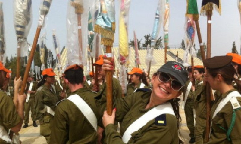 הילה בצלאלי בהכנות בהר הרצל [צילום: רפרודוקציה]
