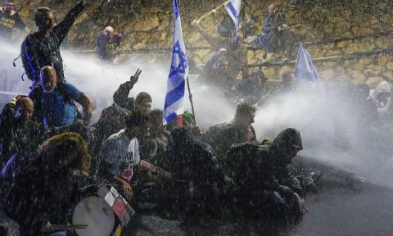 מכת"ז נגד הפורעים בקפלן [צילום: אריאל שליט/AP]
