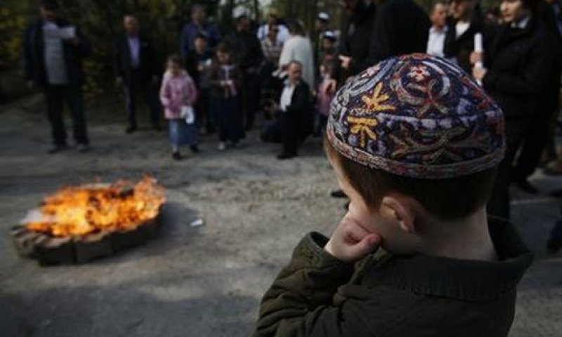 מבערים חמץ בברלין [צילום: AP]