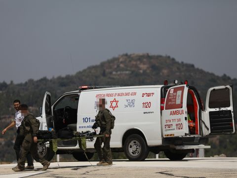 פצוע בהדסה עין כרם [צילום: יונתן זינדל/פלאש 90]