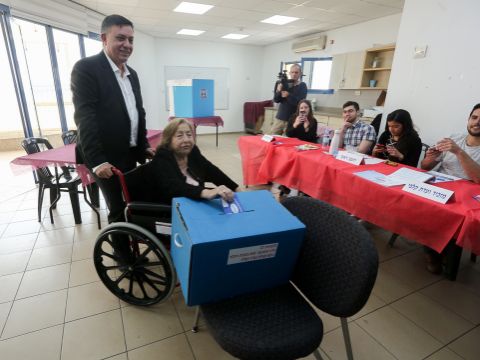 יו"ר העבודה אבי גבאי עם אימו שרה בקלפי בירושלים [צילום: יונתן זינדל/פלאש 90]