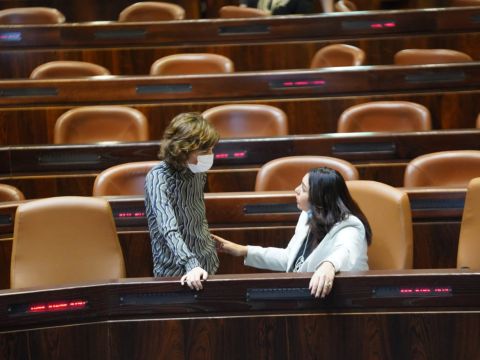 השרה רגב ותמר זנדברג [צילום: דני שם-טוב/דוברות הכנסת]